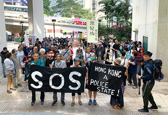 11月13日，香港銀髮族在中環美領館遞信。尋求國際關注和國際援助。（韓納／大紀元）