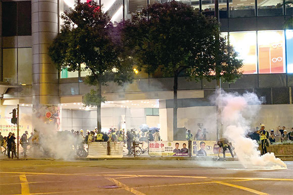 華府中國問題專家石藏山表示，中共目前極力阻撓原定11月24日召開的香港區議會選舉。圖為2019年11月10日，荃灣警察在天橋上發射催淚彈。（韓納／大紀元）