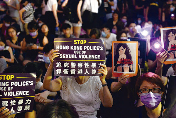 5個多月以來，港警在拘捕女示威者時多次涉嫌性暴力、性侵等。圖為8月28日逾3萬港人抗議警方濫暴和施行性暴力。（宋碧龍／大紀元）