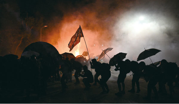 2019年11月12日夜晚，香港中文大學（CUHK）的抗議者在催淚彈與橡膠子彈的攻擊下堅持與警方對峙。（Getty Images）