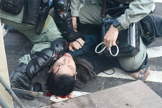 11月12日，中大學生與防暴警察爆發攻防戰，大學生被打爆頭流血。（宋碧龍／大紀元）