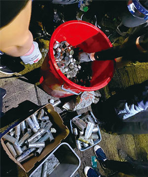 11月12日，香港中大晚上學生蒐集到很多彈殼。（文瀚林／大紀元）