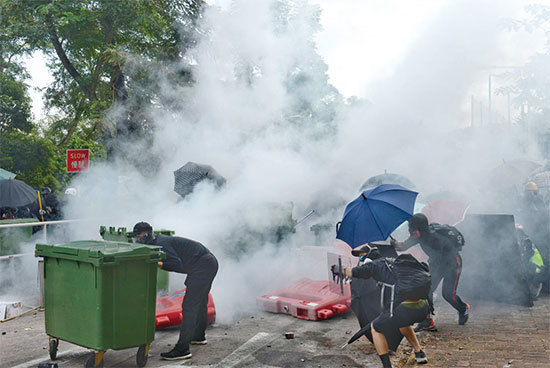 11月12日，中大學生只用雨傘及水馬擋防暴警射來的催淚彈、布袋彈、橡膠子彈。（宋碧龍／大紀元）