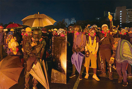 11月12日夜晚，香港中大學生捍衛校園。（文瀚林／大紀元）