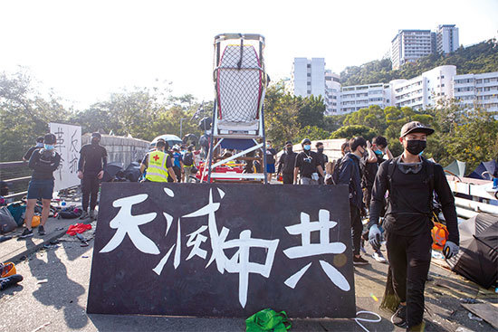 11月13日，警察闖進香港各大學校園，狂轟濫捕青年學生。學生日夜扺抗。圖為中大學生拉起「天滅中共」橫幅。（余鋼／大紀元）