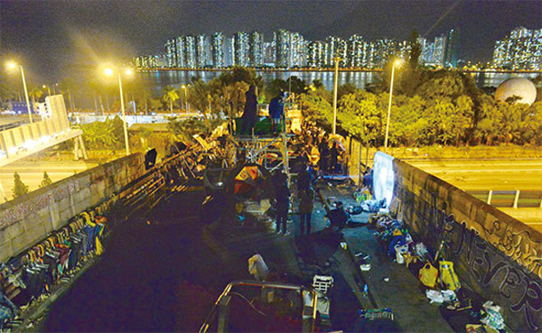 11月14日，中大學生在香港二號橋設置「中大保衛戰」的陣地。（宋碧龍／大紀元）