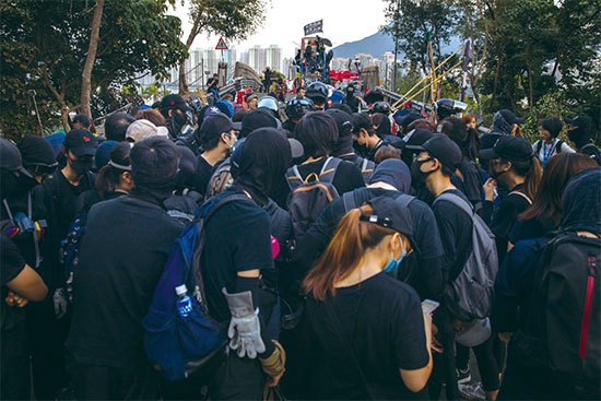 抗議者11月15日凌晨突然要求港府在24小時內回應不取消區議會選舉，並釋放所有被捕抗爭者，成立獨立調查委員會，否則會再次封鎖公路。（AFP）