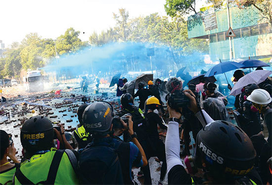11月17日下午，香港理工大學現場，防暴警察出動兩架水砲車、一架裝甲車清場。（孫明國／大紀元）