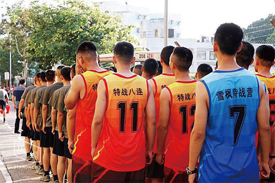 16日下午，中共軍隊步出香港九龍東軍營，清理路障，軍人衣衫上有「特戰八連」「雪楓特戰營」字樣。（立場新聞）