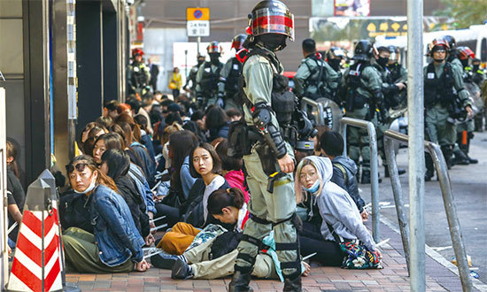 暴警猛攻理大，18日早，大批市民從四面八方前往理大聲援學生，其中在尖東華懋廣場，至少100人遭警察攔截及被捕。（AFP）