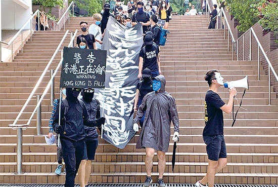 11月6日，港大學生在校園內遊行，展示「警告：香港正在淪陷」的黑旗，高喊「香港警察，蓄意謀殺」等口號，要求查明科大學生周梓樂同學墜樓真相。（韓納／大紀元）