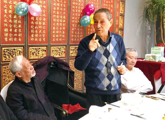前中共領導人趙紫陽政治祕書鮑彤（右二）近日在慶生宴上祝福香港，並稱港人抗爭已經擦亮了國際社會的眼睛，取得「不可逆轉的成功」。（高瑜推特）