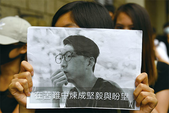 「光復香港時代革命」發起人梁天琦10月9日在香港服刑期間的上訴聆訊，有大批市民聚集高等法院大樓外聲援。（AFP）