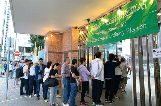 11月24日，香港2019區議會選舉，油麻地投票站眾多選民進去投票。（余鋼／大紀元）