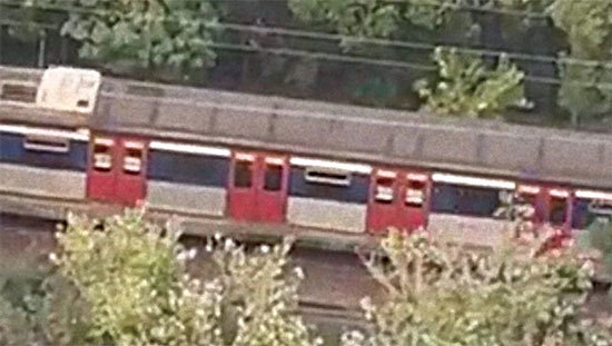在香港東鐵線上，一輛玻璃窗被黑布遮蓋的列車，在行駛途中傳出疑似女子悽厲的慘叫聲。（視頻擷圖）