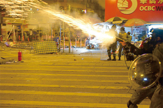 中共故意製造暴力嫁禍抗爭者，煽動社會各界彼此仇恨。圖為香港警察11月18日凌晨在佐敦道彌敦道交界狂發催淚彈。（余天佑／大紀元）