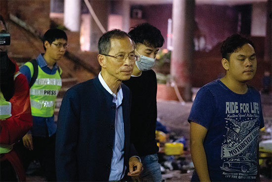 香港立法會前主席曾鈺成11月18日晚獲准進入理大校園，特別尋找一位名叫朱媛的女生，並親自陪同迅速離開校園。（Getty Images）