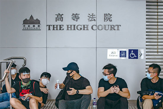 香港高等法院11月18日裁定，基於限制不成比例以及其他理由，《禁蒙面法》違憲。（AFP）