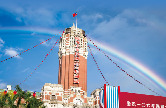 2020大選是臺灣民主化之後最關鍵的一局，所有人都必須團結一致，才能「抗中保臺」。圖為中華民國106年國慶大會，總統府上空出現一道亮麗的彩虹。（陳柏州／大紀元）