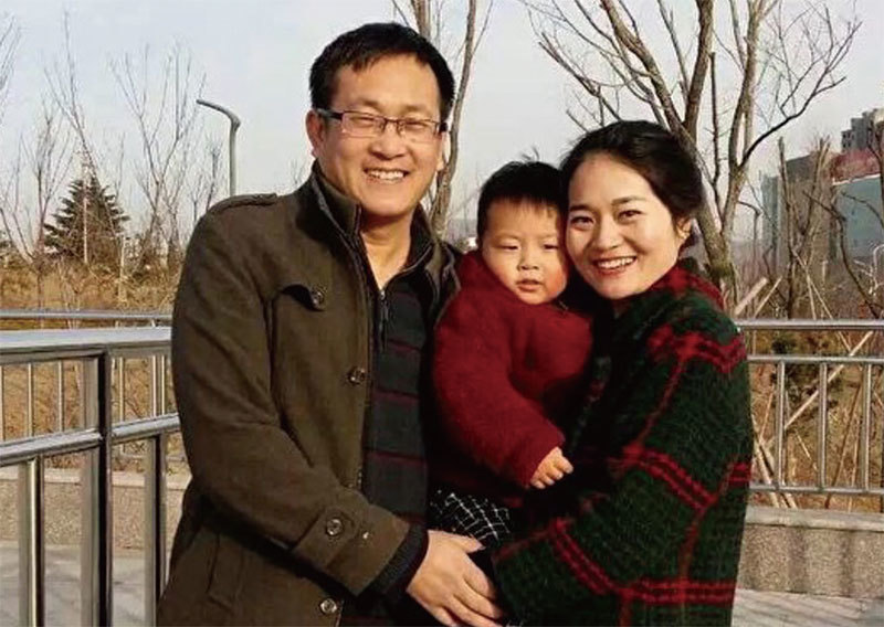 王全璋律師遭抓捕前與妻子李文足和兩歲兒子的合影。（大紀元）