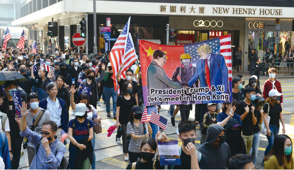 12月1日，大批港人聚集在中環遮打花園舉行「感謝美國保護香港大遊行」集會遊行。（宋碧龍／大紀元）