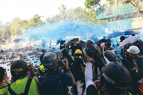 政府軍圍攻學生，大學校園成為戰區，促使美國加速通過《香港民主與人權法案》。圖為11月17日香港理大校園遭警方以水炮車、裝甲車及催淚彈攻擊。（孫明國／大紀元）