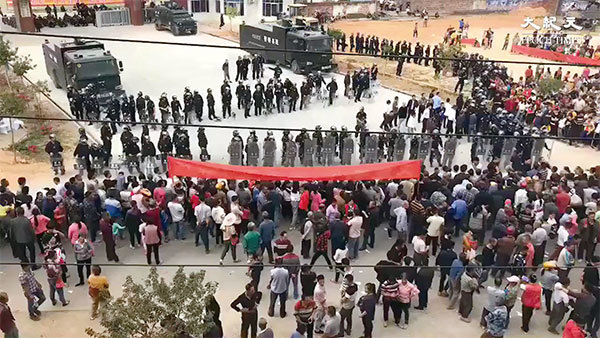 11月下旬，廣東茂名化州市文樓鎮的民眾，因反對政府在當地興建火葬場而爆發大規模抗爭。（視頻擷圖）