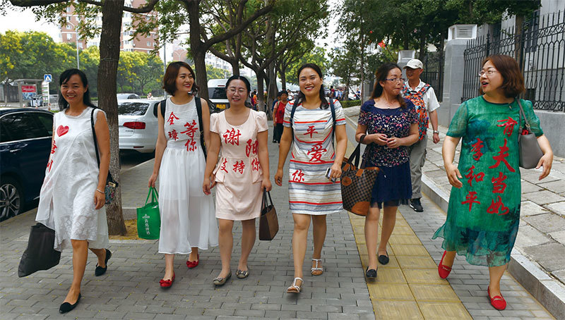 2016年7月4日，李文足（左二）與其他「709」家屬們走到了一起。她們相互陪伴鼓勵，去看守所尋人，或到檢察院追問進展。（AFP）