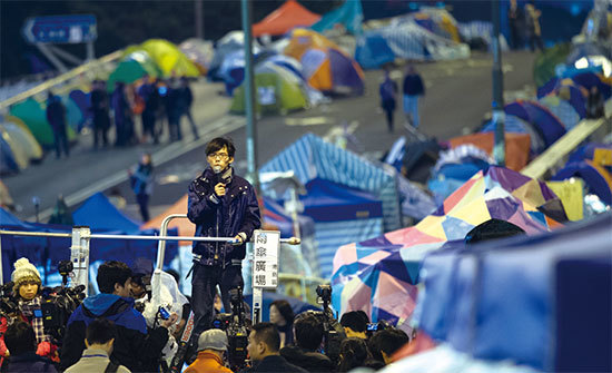 黃之鋒因參與2014年的雨傘運動，成為香港年輕一代從事社會運動的領軍人物之一。（AFP）