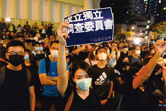 9月26日，民眾抗議警暴並呼籲成立獨立調查委員會。（宋碧龍／大紀元）