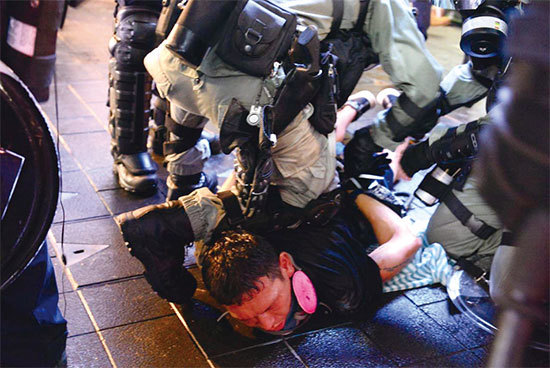 8月31日，銅鑼灣有抗爭者遭警方暴力抓捕。（宋碧龍／大紀元）
