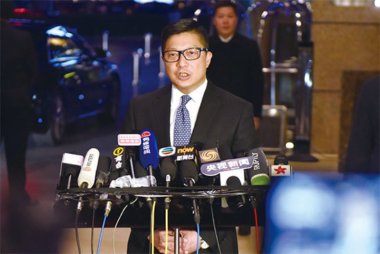 香港警務處新任處長鄧炳強12月7日在北京與中共官員會面後向媒體發言。（AFP）