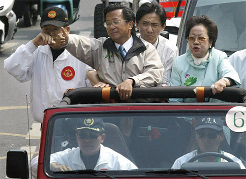 2004年3月19日，民進黨正副總統候選人陳水扁、呂秀蓮在臺南掃街拜票時遭槍擊、尚未來得及反應的一刻。副駕駛座擋風玻璃可見彈孔。（AFP）