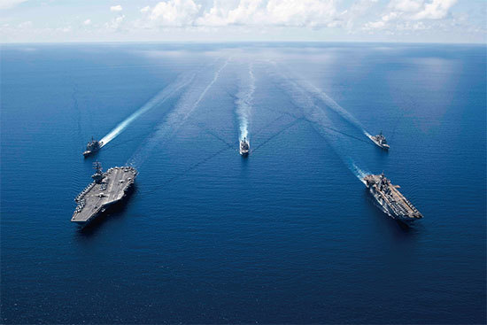 12月9日，美國會就2020年7380億美元國防預算達成協議，應對中俄挑戰。美海軍作戰部長表示美國海軍將建立全新的艦隊架構。圖為羅納德．里根號航母和兩棲攻擊艦。（AFP）