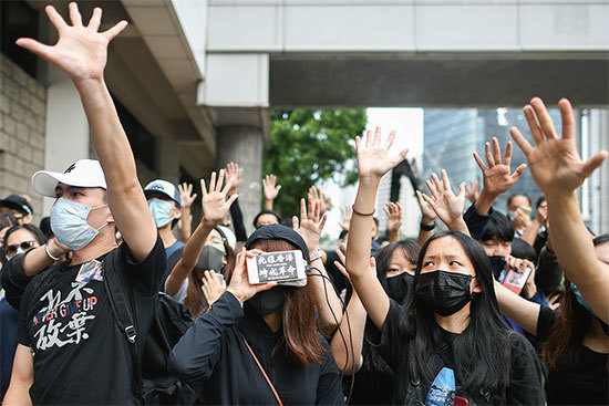 2019年6月開始，香港爆發大規模反送中抗議活動，港人提出「五大訴求，缺一不可」。（AFP）