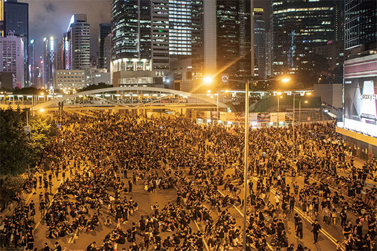 面對中共的一黨專政、無法無天，香港人選擇了抗爭，向全世界展示了勇敢和堅韌。（余鋼／大紀元）
