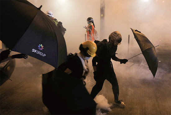 2019年7月21日遭警方催淚彈襲擊的年輕抗爭者。（Getty Images）