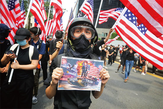 9月8日成千上萬的香港抗議者打著美國國旗，前往駐港美國領事館遊行，要求特朗普政府提供幫助，以結束與香港和中共政府之間長達三個月的對峙。（AFP）