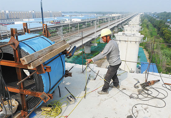 中共地方政府用債務刺激經濟，大規模舉債搞基礎建設，債務越滾越大，至2019年10月末，債務餘額已達21.38萬億元人民幣。（AFP）