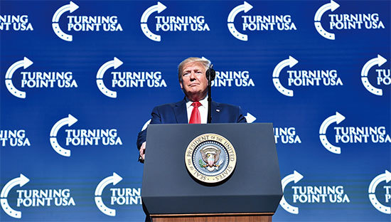 美國總統特朗普於2019年12月21日在佛州西棕櫚灘保守青年組織「美國轉折點」的年度學生行動峰會上演講。（AFP）