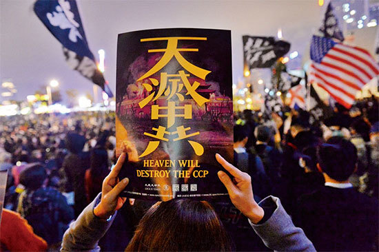 「希望將來中國人可以覺醒，一起對抗這個極權的政府。」2019年12月23日，香港中環愛丁堡廣場有「天滅中共」標語。（宋碧龍／大紀元）
