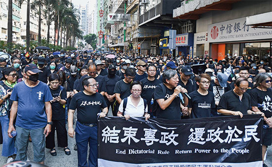 一些修訂《逃犯條例》的支持者表示，看到那麼多的香港市民敵視中共的統治感到震驚。圖為2019年10月1日港人遊行抗議。（AFP）