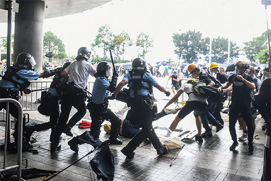 港府6月12日向中紀委報告因抗議者包圍立法會而無法對法案進行二讀後，中紀委建議更改二讀地點。圖為抗議者當天在立法會外與警察發生衝突。