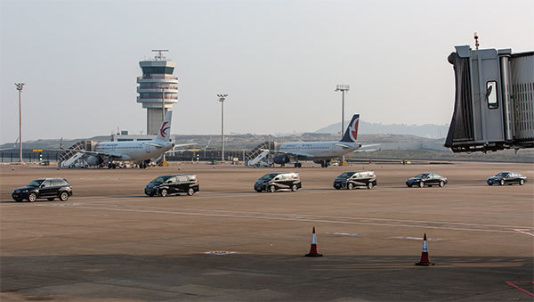 習近平2019年12月18日到訪澳門前夕，國際評級機構下調澳門評級，讓北京出了洋相。圖為習近平的車隊抵達澳門國際機場。（AFP）