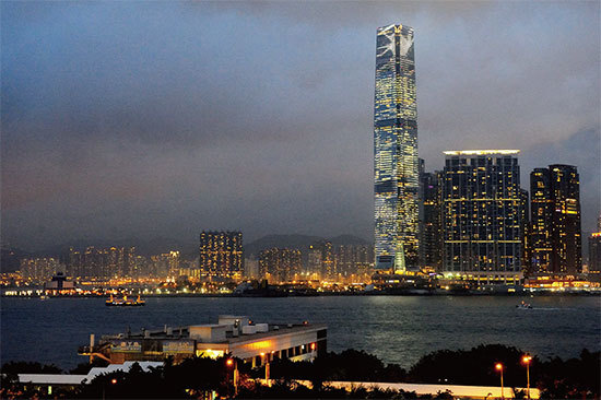 專家學者表示，無論在法治、經驗、配套等哪個方面，澳門都難以取代香港的金融地位。圖為全港最高地標建築物環球貿易廣場。（宋祥龍／大紀元）