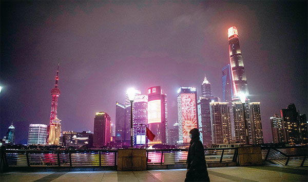 中國多個城市相繼封城後，使整個經濟活動幾乎處於癱瘓狀態。圖為2月8日上海黃浦江上通常很繁忙的外灘濱水區，當日幾乎沒人。（AFP）