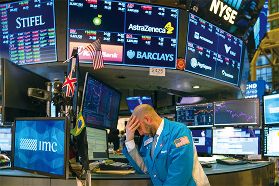 武漢肺炎疫情使全球市場的股票急劇下跌，1月31日光是道瓊斯指數下跌603點，跌幅超過2％，就相當於股市蒸發了約4000多億美元。（Getty Images）
