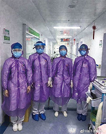 武漢協和醫院醫護人員的朋友捐3000個口罩給該醫院，但包裹卻被紅會攔截。圖為江西新餘醫院因物資缺乏，醫生只能穿雨衣做防護。（江西新餘醫院）