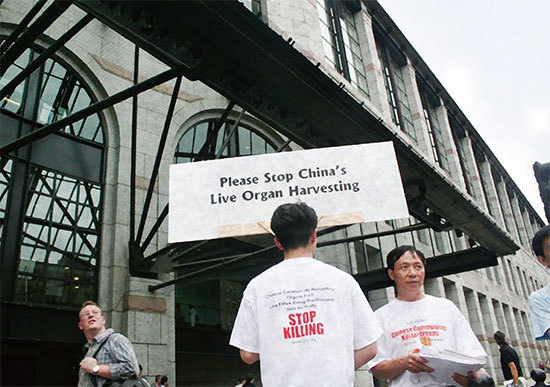 武漢同濟醫院器官移植研究所所長陳忠華2006年在波士頓參與首屆世界器官移植大會時，被法輪功學員刑事起訴。（大紀元）