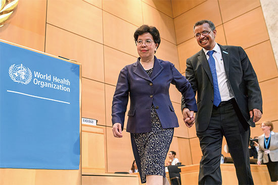 2017年5月23日在日內瓦舉行的世界衛生大會，新任世衛祕書長譚德塞與即將離任的祕書長陳馮富珍突兀的牽手照。（AFP）